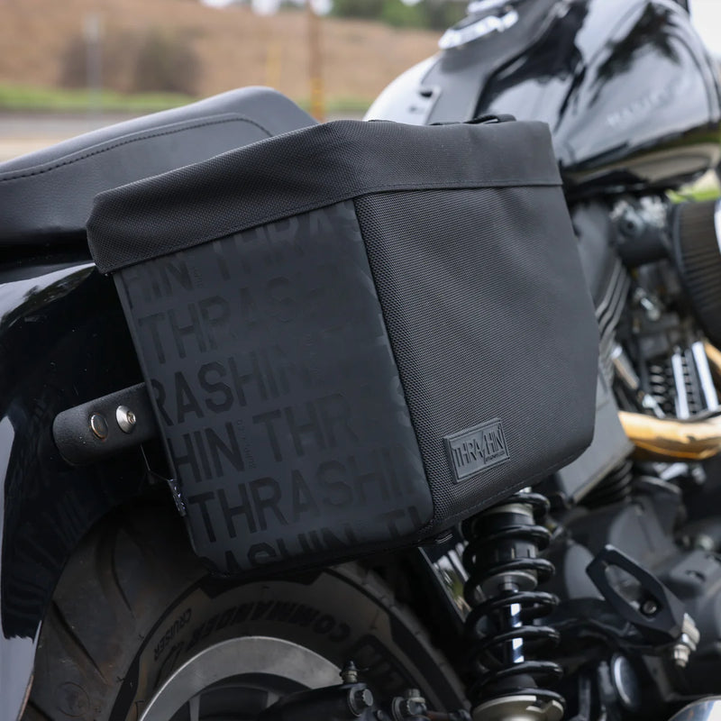 Thrashin Supply Escape Base 18L Juego de alforjas para motocicleta tipo throw-over
